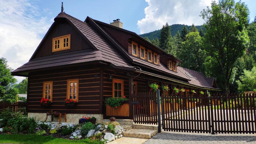 赫拉布斯Chalupa Skokanovo Slovenský raj的一座带黑色围栏的小木房子