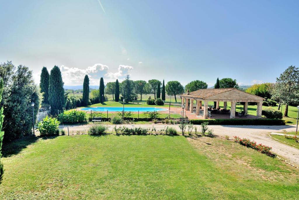 OspedalicchioI Casali Della Ghisleria的享有花园和凉亭的空中景致