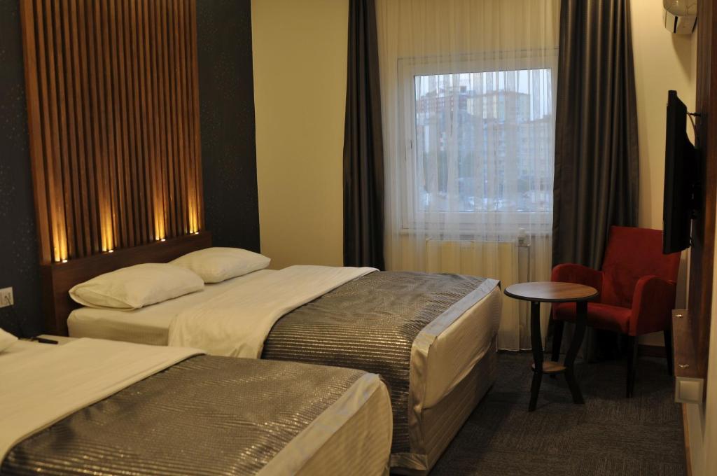 开塞利ADMİRAL的酒店客房设有两张床和窗户。