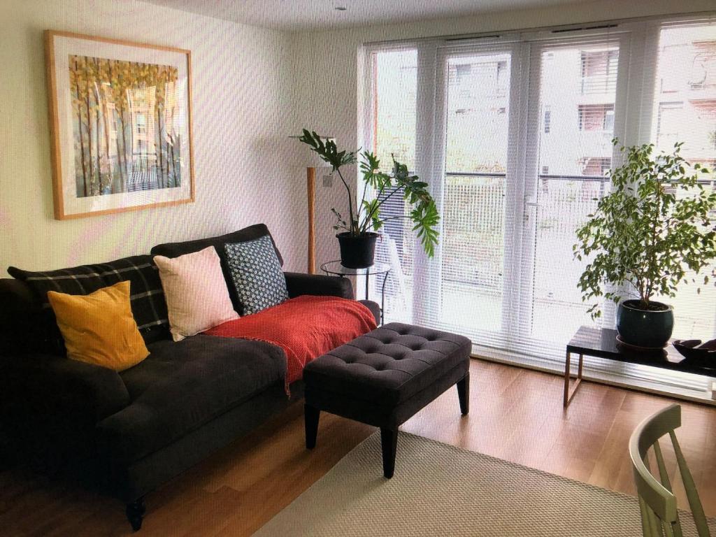 泰晤士河畔金斯顿Kingston Flat的客厅配有沙发和椅子