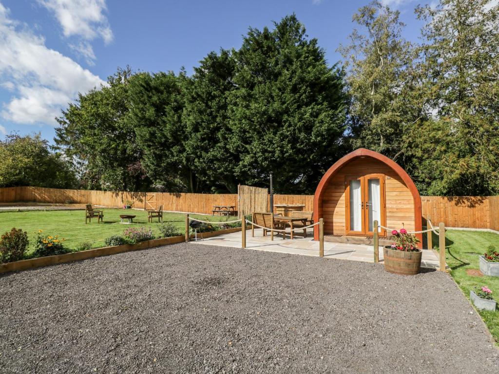 伯克利Halmore Pod的花园设有小型木制凉亭和庭院