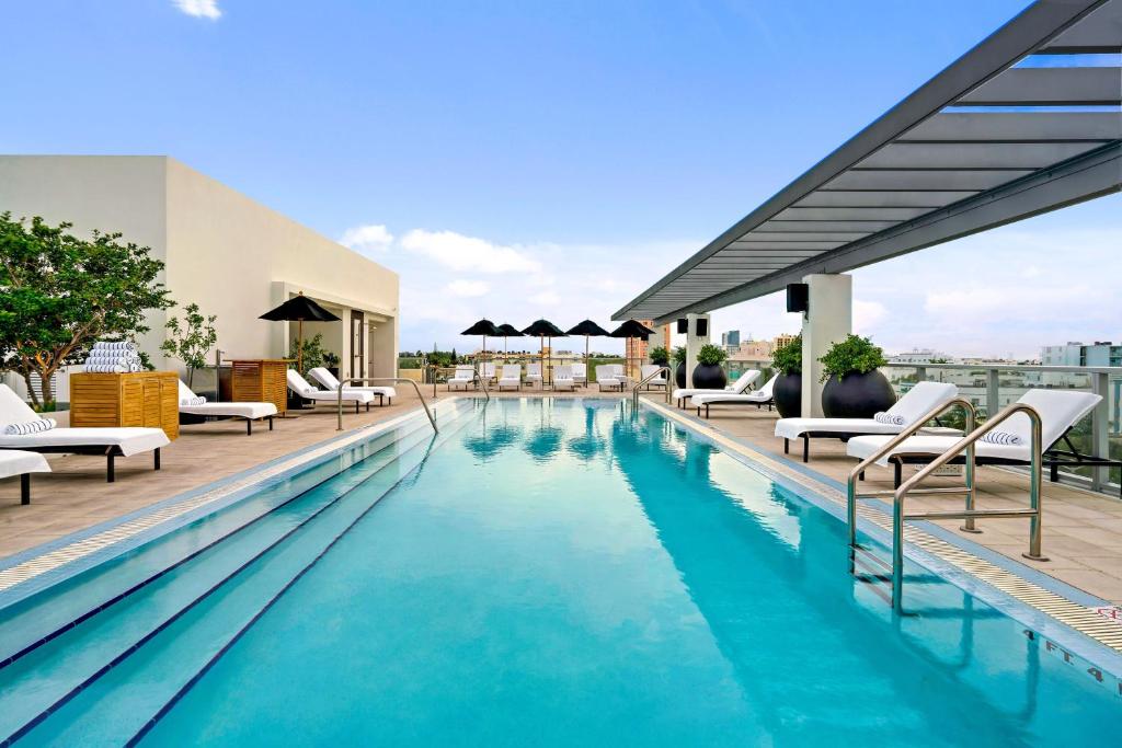迈阿密海滩Kimpton Angler’s Hotel South Beach, an IHG Hotel的建筑物屋顶上的游泳池