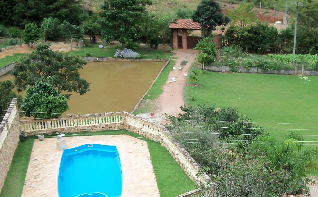 库尼亚Sitio Cantinho Verde Cedro的公园内游泳池的空中景观