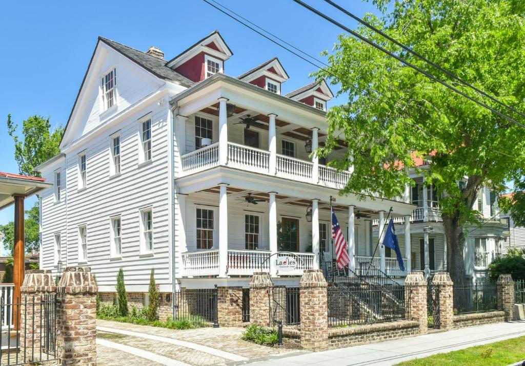 查尔斯顿The Charlestonian的白色的房屋,带有美国国旗
