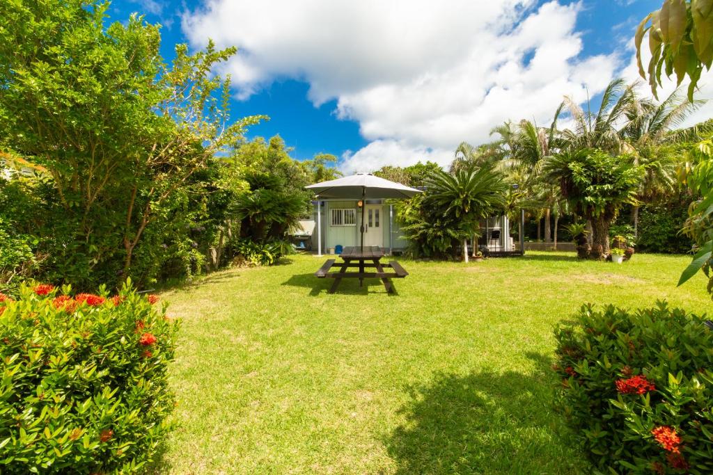 石垣岛Villa Itona的一个带野餐桌和房子的花园