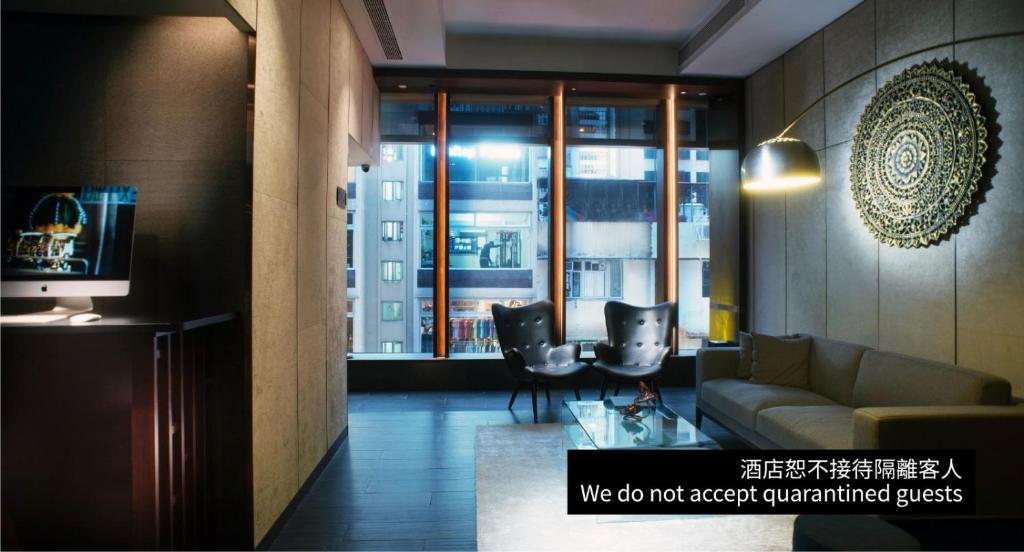 香港瑞生嘉威酒店的客厅配有沙发和桌子