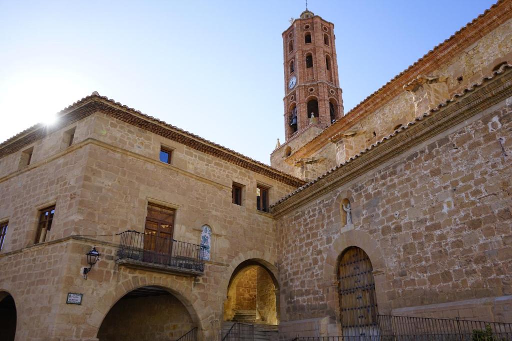 La Mata de los OlmosCasa Rural Bonal的一座建筑的顶部有一个钟楼