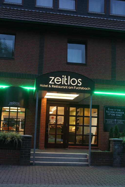 帕滕森zeitlos Hotel und Restaurant am Fuchsbach的前面有zilbits标志的建筑