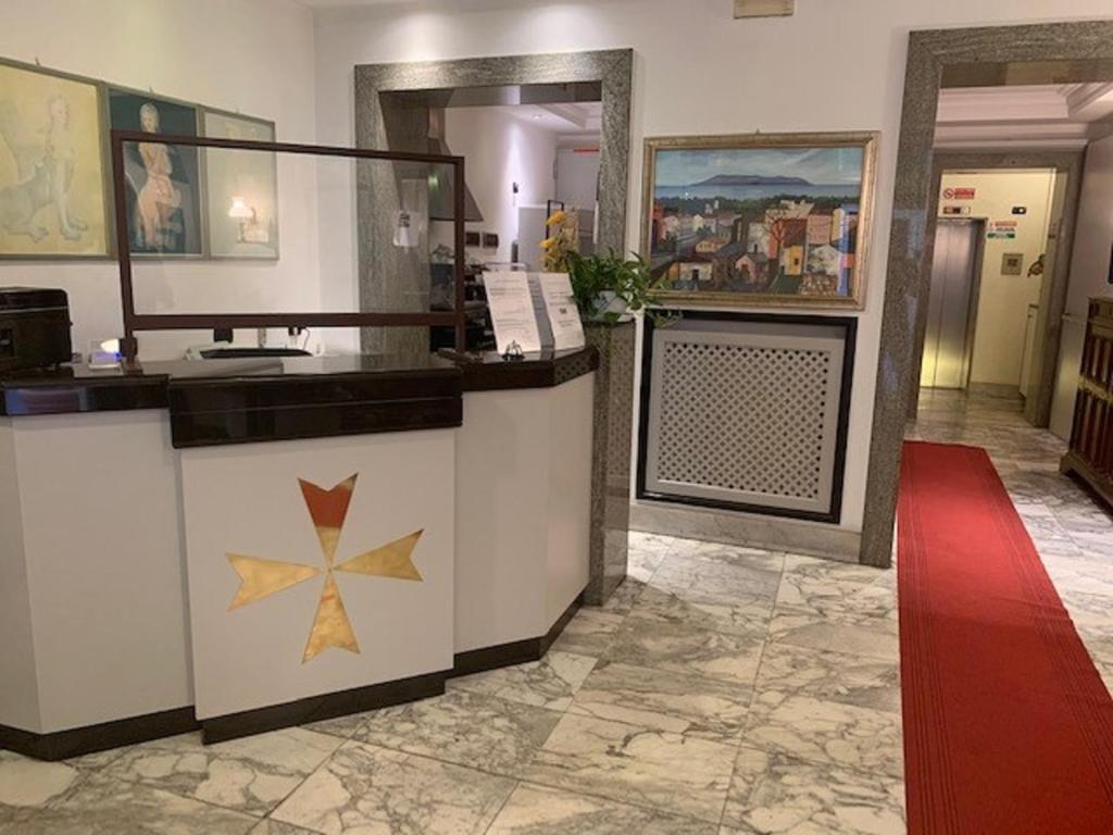 罗马可鲁西迪马耳他酒店的大厅里有一个星的柜台