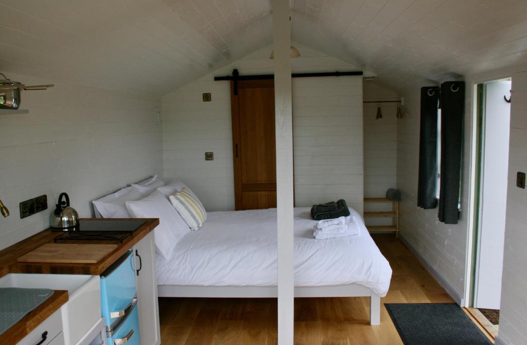 Sheriff HuttonCastle Lodge的一间小卧室,卧室内配有一张床铺