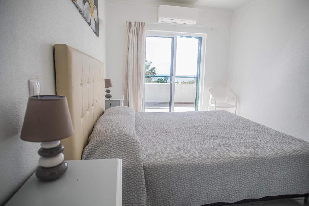 阿尔布费拉Debimar Apartamentos的白色的卧室设有床和窗户