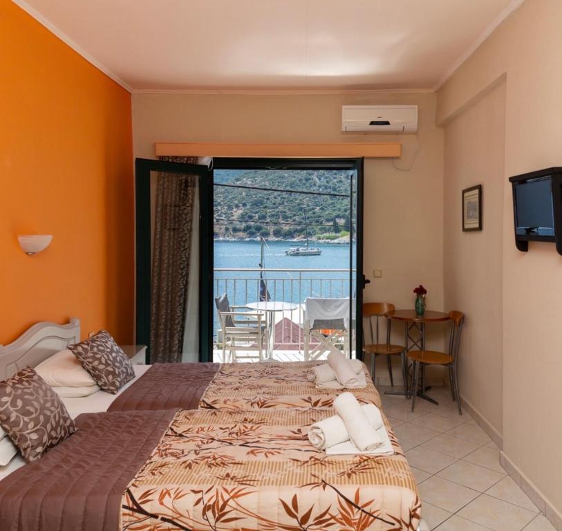 阿依亚埃夫菲亚海神公寓式酒店的一间带两张床的卧室,享有海景