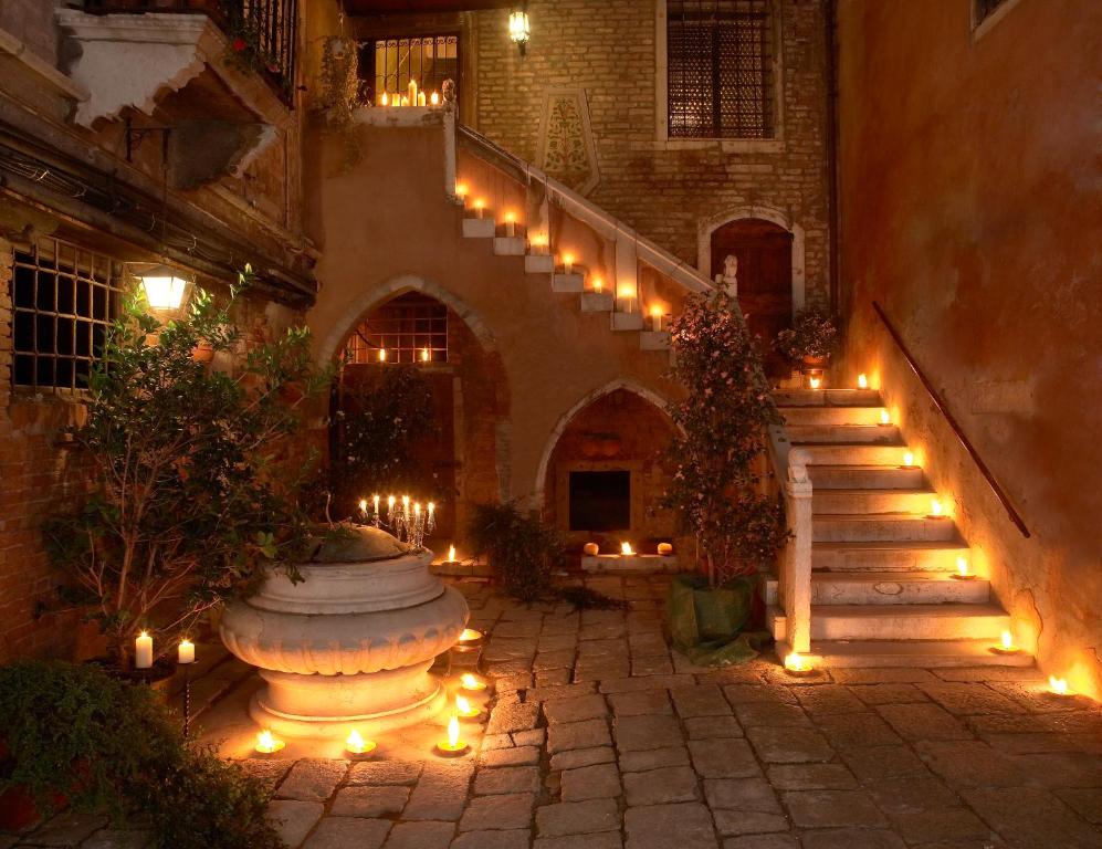 威尼斯帕拉佐欧多尼酒店的庭院设有楼梯和带灯的喷泉
