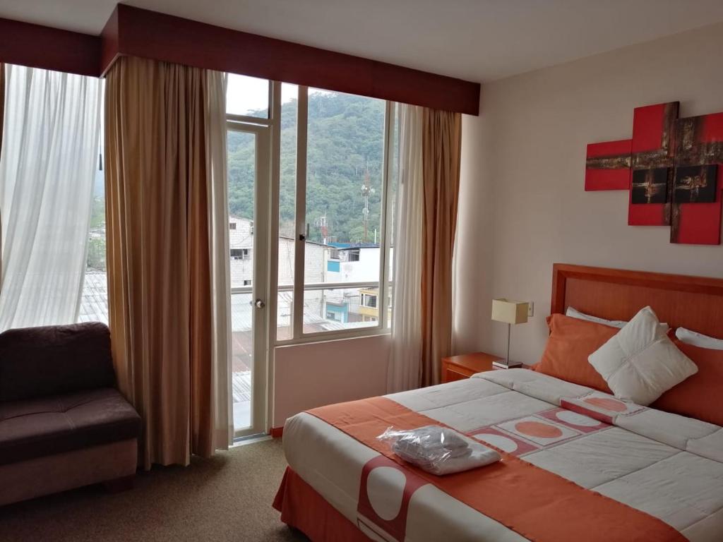 ZamoraHotel Samuria的酒店客房设有一张床和一个大窗户