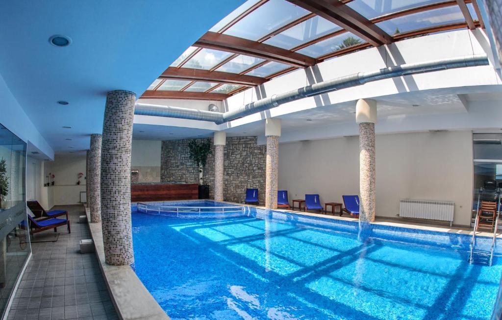 班斯科普雷戴拉2号公寓酒店的一个带玻璃天花板的大型游泳池