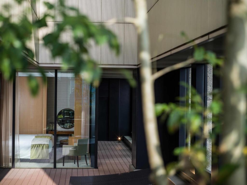 大阪大阪洲际酒店的一座带玻璃门和桌椅的房子