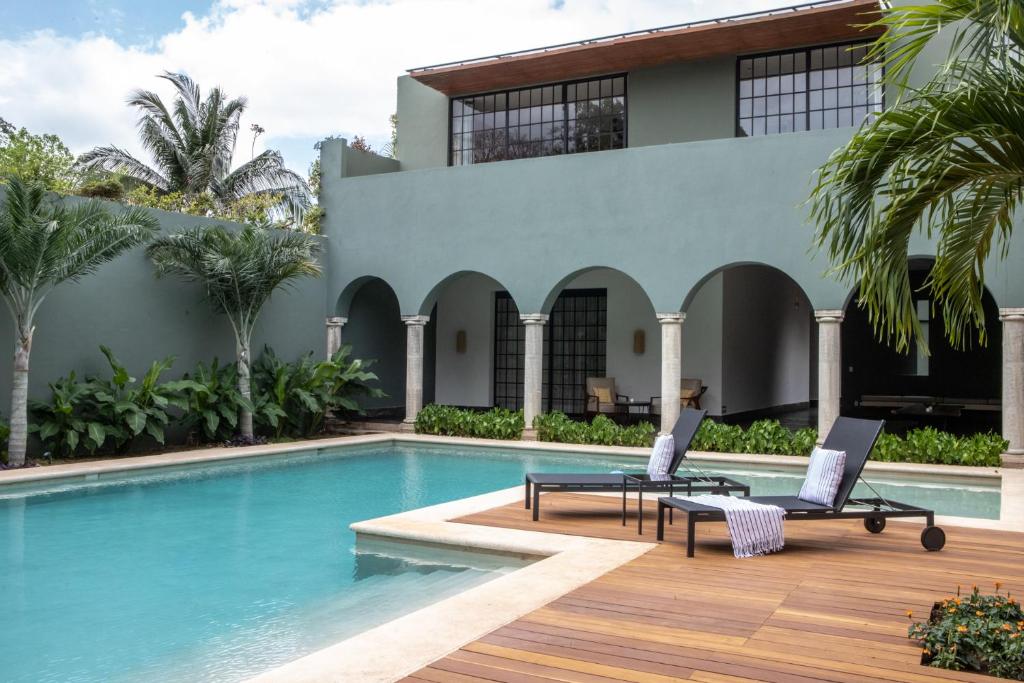 梅里达Antelar Casa Destino的一座带游泳池和房子的别墅
