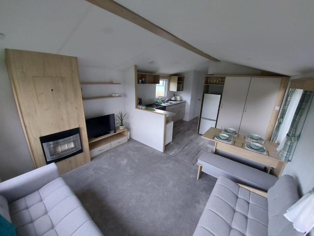 Woofles Luxury Caravan at Knaresborough Lido的休息区