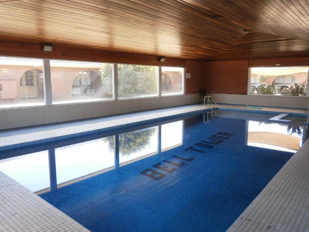 巴拉腊特钟楼旅馆的大楼内一个蓝色瓷砖的大型游泳池