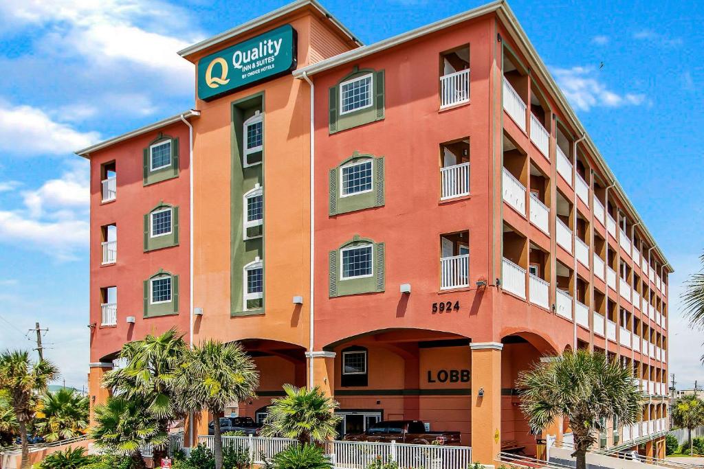 加尔维斯敦Quality Inn & Suites Galveston - Beachfront的一座大型橙色建筑,上面有标志