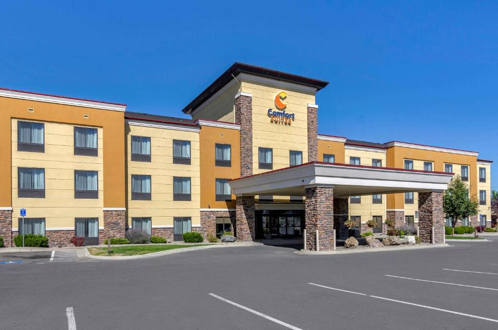 海伦娜Comfort Suites Helena Airport的前面有一个停车位的酒店