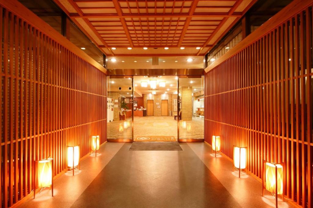 奈良Hotel OBANA的大楼地板上带灯的走廊