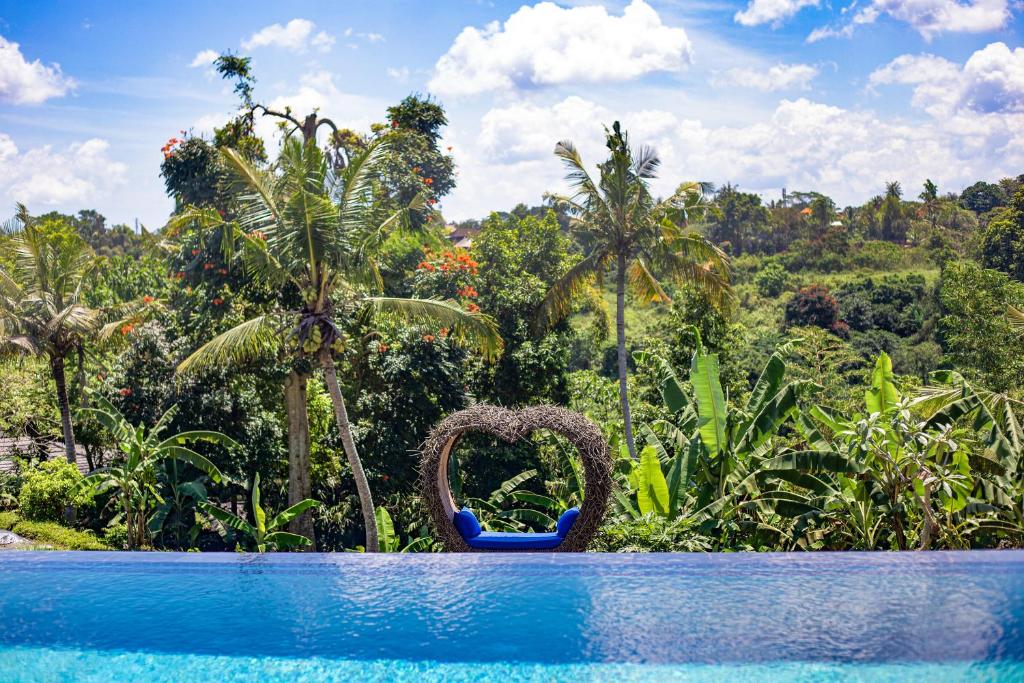 乌布Wake in Paradise Lebah Villas Pool Kitchen Spa的享有森林景致的度假游泳池