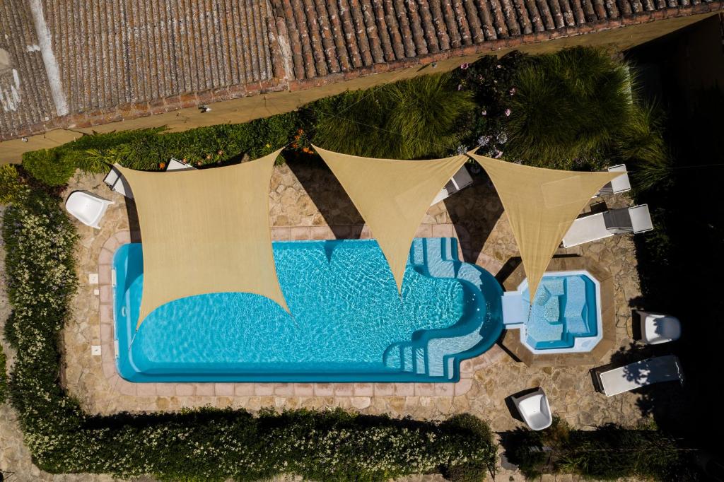 卡布拉斯阿克西尼阿尔伯格迪福索酒店的享有带横幅的游泳池的顶部景致