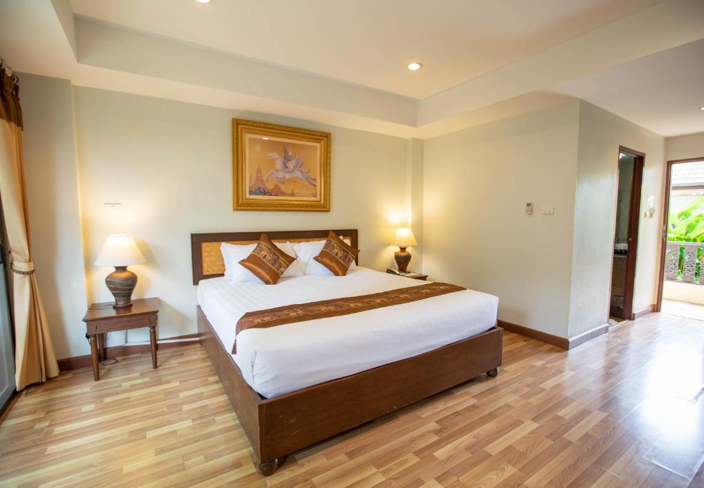 清莱Luckswan Resort Chiang Rai - SHA Extra Plus的一间卧室设有一张大床和一个窗户。