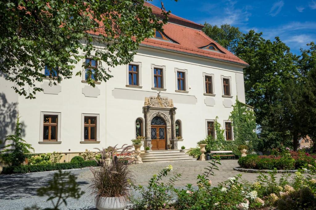 MojęcicePałac Mojęcice的一座白色的大房子,前面有一个门