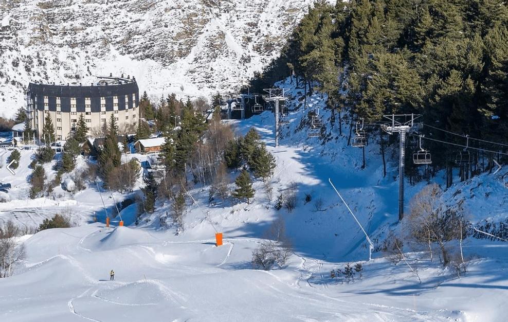 埃斯波特Hotel Or Blanc的雪地滑雪胜地,带滑雪缆车