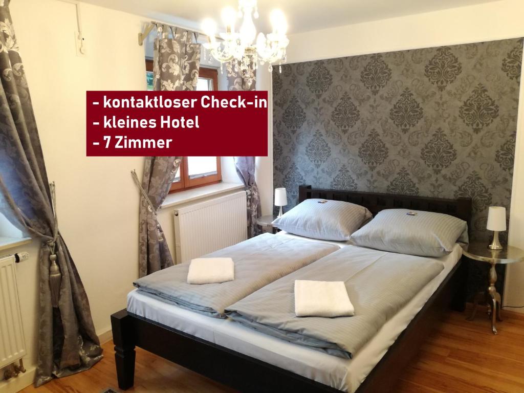 雷根斯堡卡斯特尔酒店的一间卧室配有一张带两个白色枕头的床