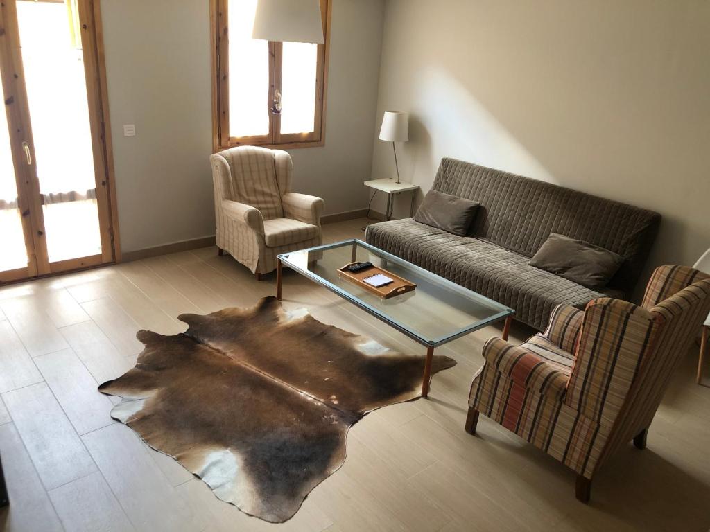 潘蒂科萨Apartamento Casa Francho的客厅配有沙发和桌子