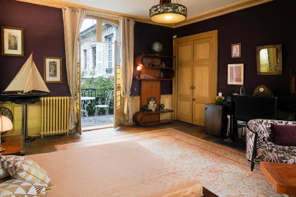 布鲁瓦la Forge du Roy的带沙发、椅子和门的客厅