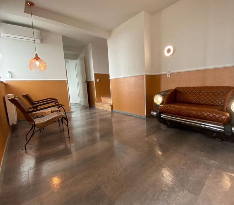 柏林柏林度假屋的客厅配有沙发和椅子