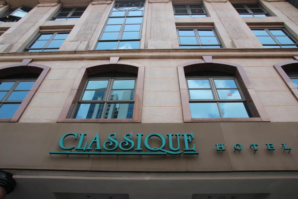 新加坡Classique Hotel的建筑物前的标志