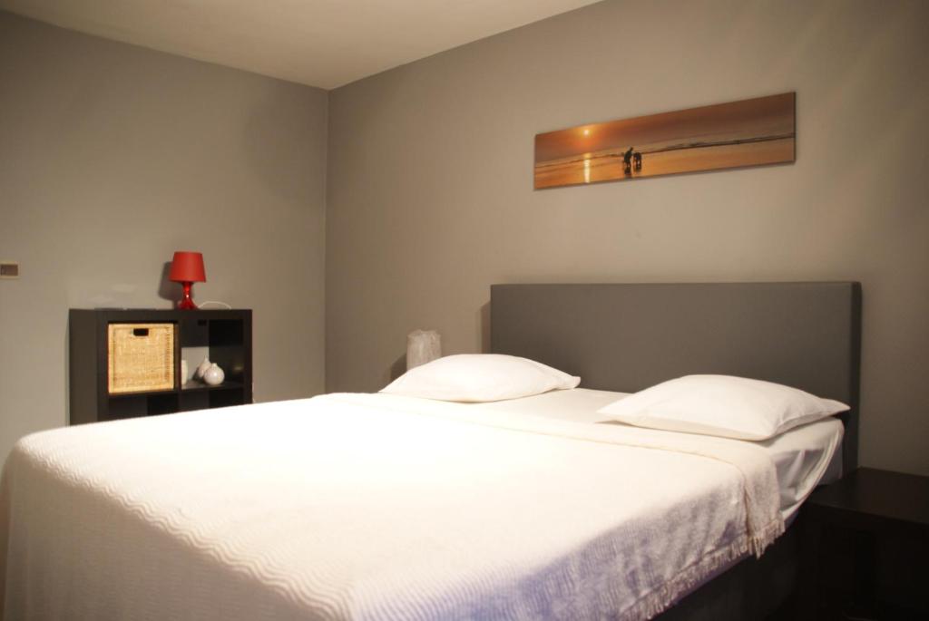 波佩林赫阿洛阿洛度假屋的一间卧室配有一张带白色床单的大床