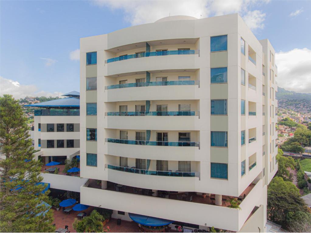 特古西加尔巴胡安卡洛斯广场酒店的享有白色公寓大楼的顶部景致