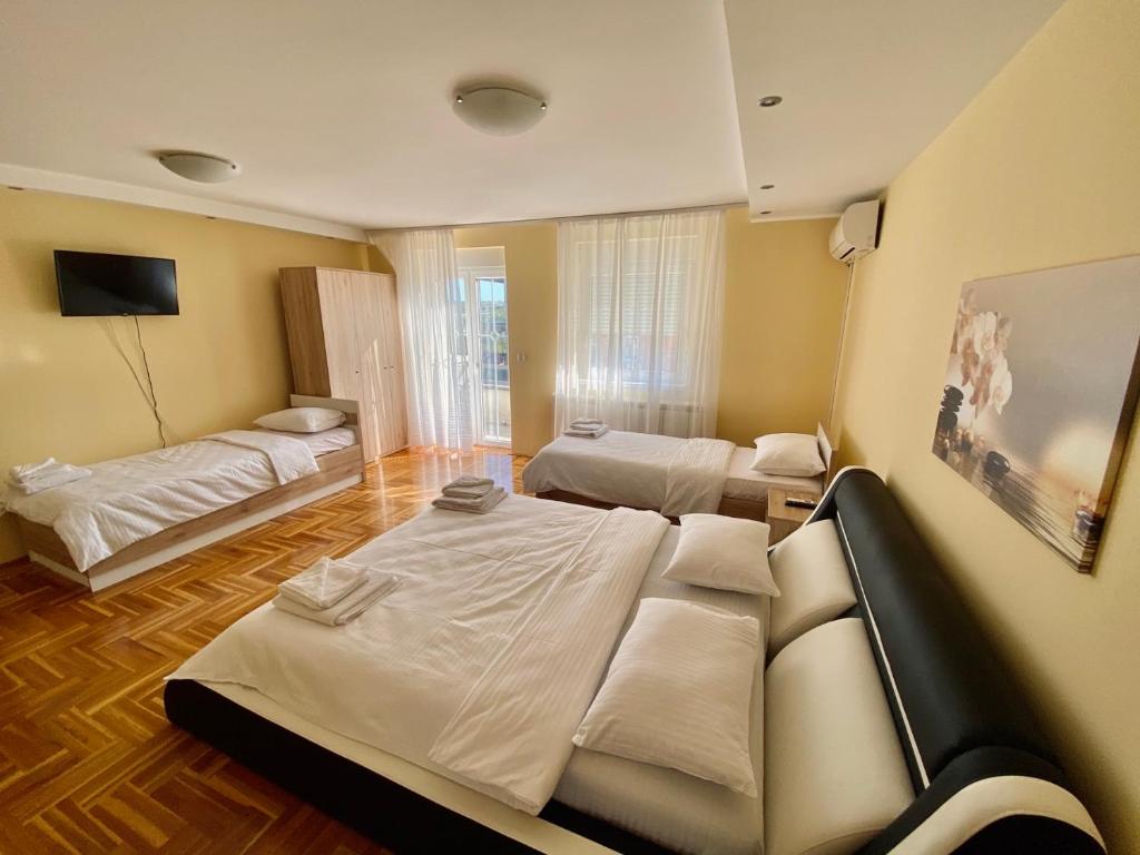 贝尔格莱德Villa Boho Cherga的带两张床的房间和客厅