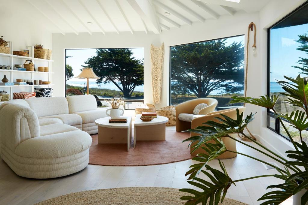 坎布里亚White Water的客厅配有白色家具和大窗户