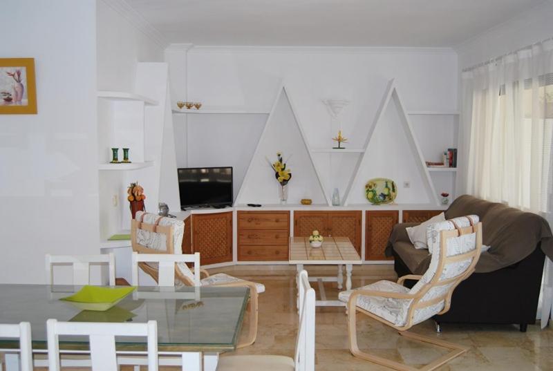 内尔哈Apartamento centro de Nerja的客厅配有沙发和桌椅