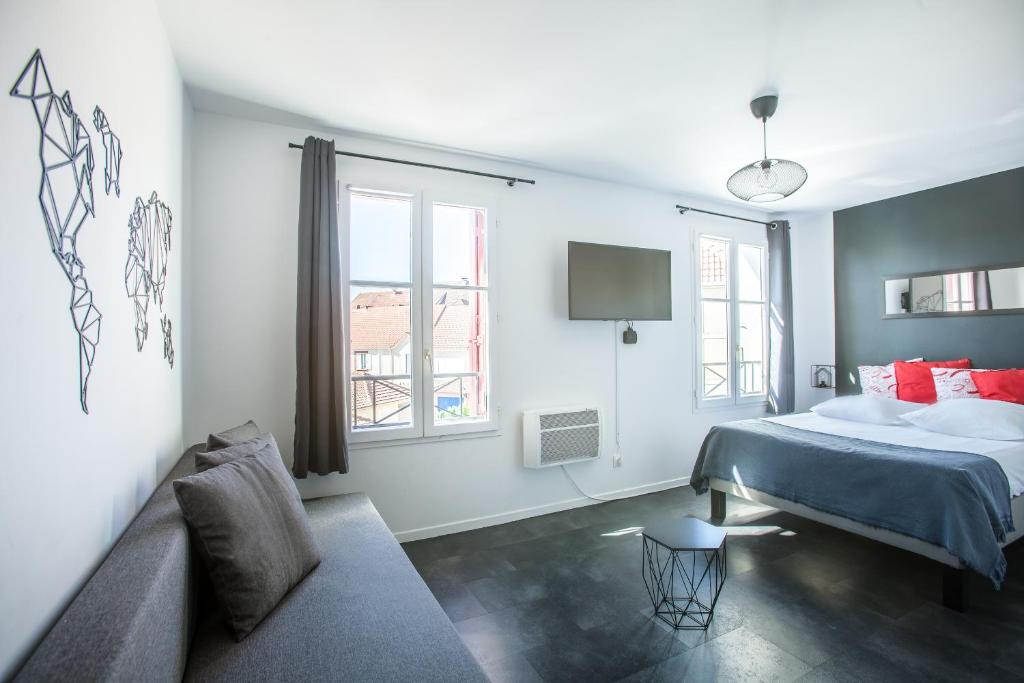 贝利罗曼维利而DISNEYLAND PARIS NEW STUDIO SUITE DESIGN的一间卧室配有一张床和一张沙发