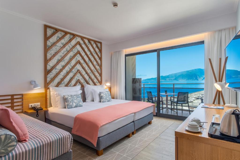 莫尼兹港Aqua Natura Bay的酒店客房设有两张床和一个阳台。