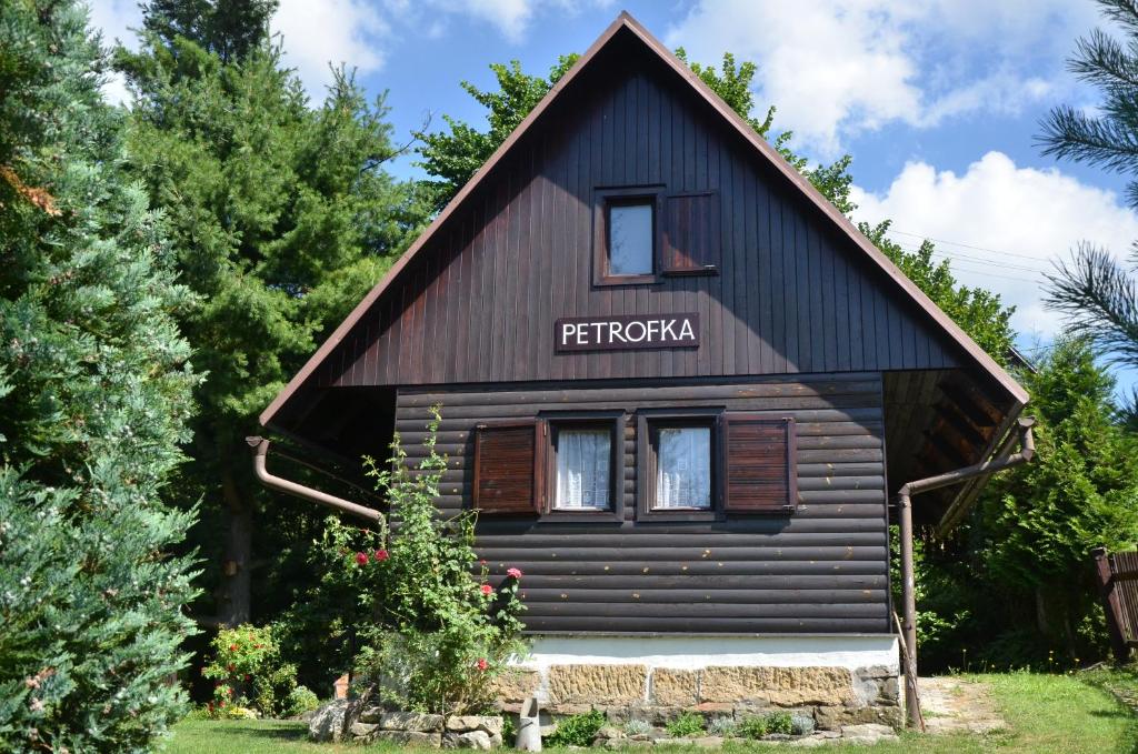 ZdislavaChata Petrofka的带有读fredrikka符号的木屋