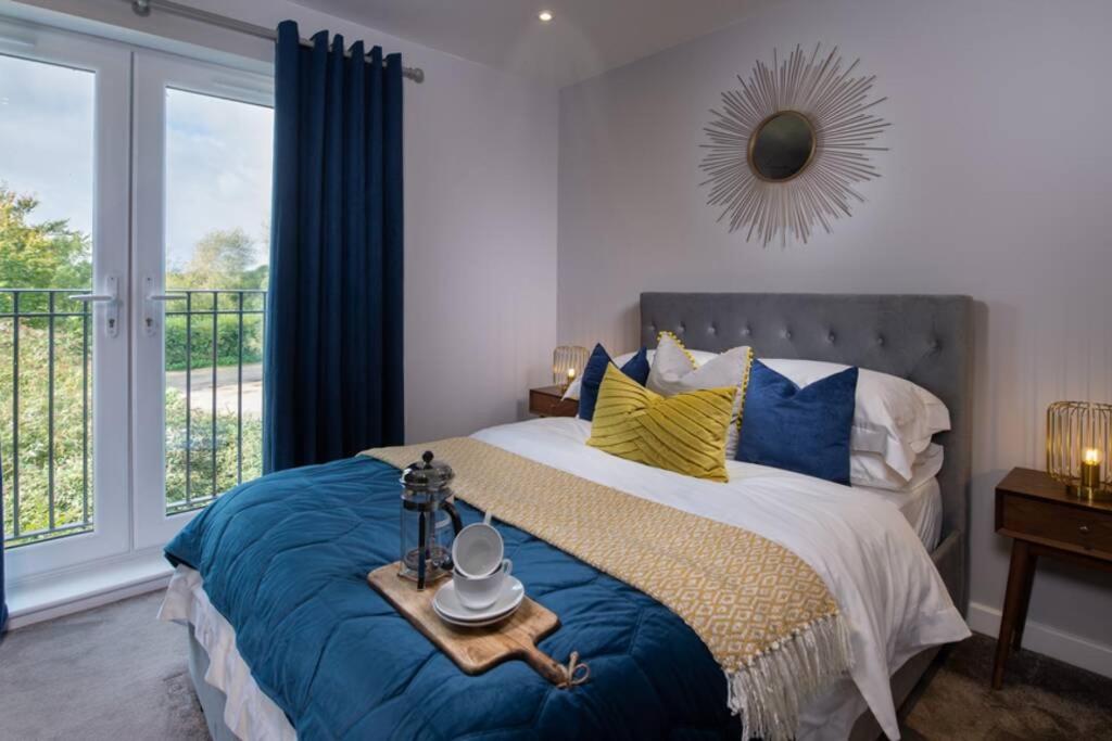 阿伦德尔Roseland Apartment 4的一间卧室配有蓝色和黄色枕头的床