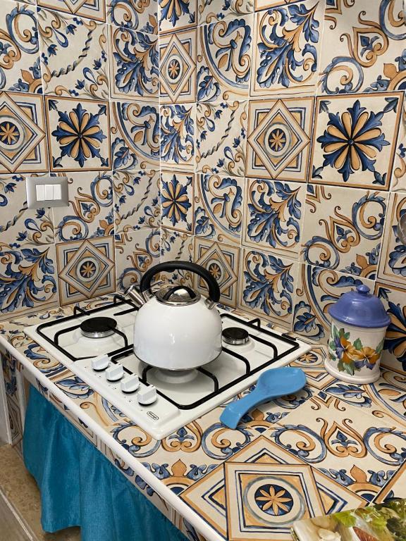 锡拉库扎Ortigia Dreaming的厨房里的炉灶上的茶壶