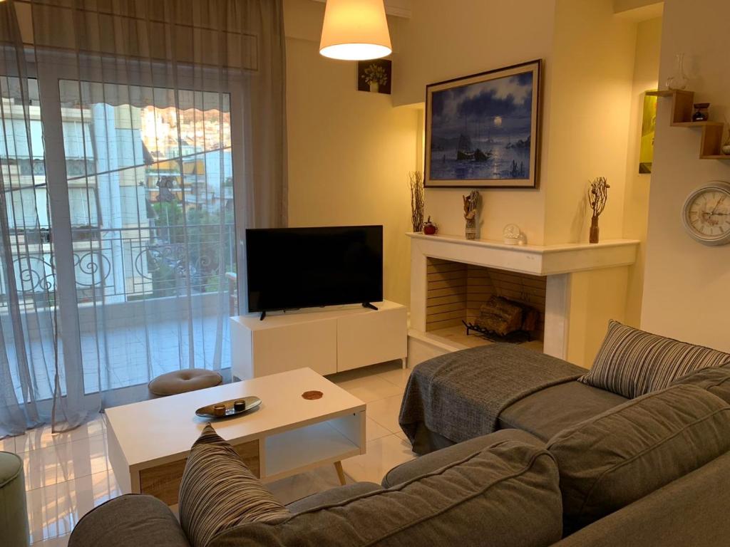 雅典New luxury apartment in central suburb of Athens的带沙发和电视的客厅