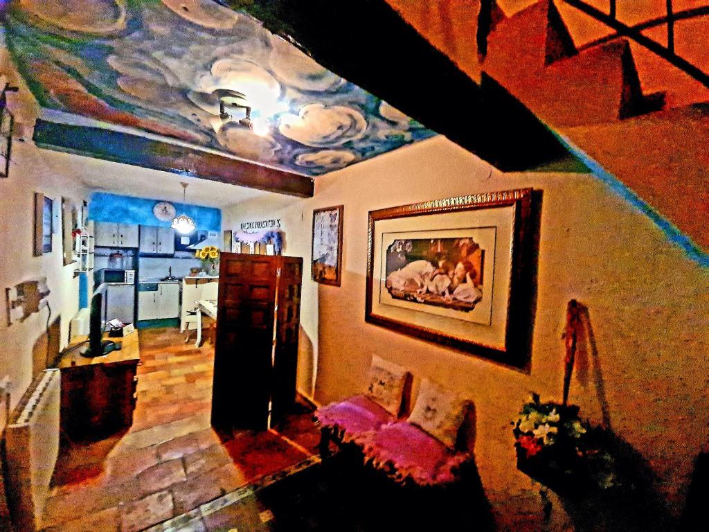 昆卡La Ronda的客厅的天花板上装饰有绘画作品