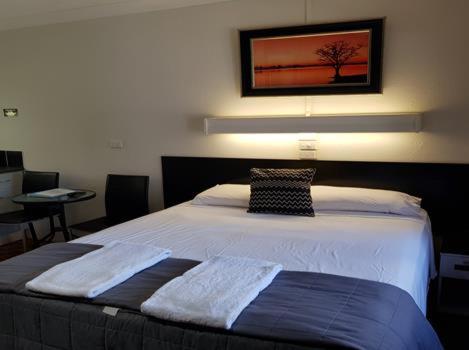 洛坎普顿旅舍汽车旅馆的一间卧室配有一张床,上面有两条毛巾