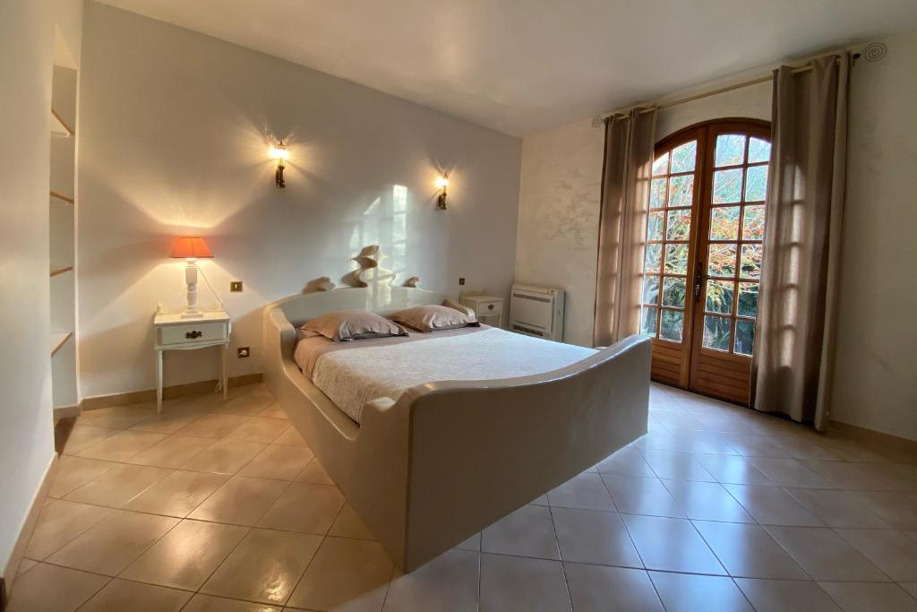 锡富尔勒普拉日Villa Roka的一间卧室设有一张大床和一个窗户。